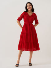 Robe en mousseline de soie rouge vin à col en V et à pois suisses